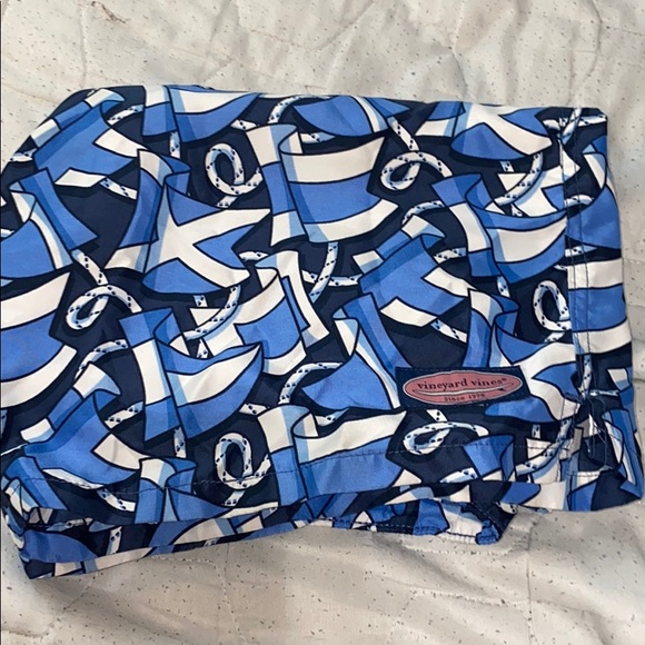Vineyard vines swimming trunks - Picture 1 of 3